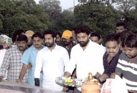 Jr-NTR-And-Kalyan-Ram-Pays-Tribute-To-NTR-At-NTR -Ghat-03